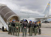 Pilotos reunidos antes del despegue de una aeronave rumbo a San Diego (EE.UU) este lunes 27 de enero, en el Comando Aéreo de Transporte Militar (Catam) en Bogotá (Colombia).