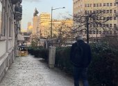 Un hombre camina hacia la plaza del Marqués de Pombal, en el centro de Lisboa.
