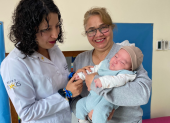 El bebé Máximo Damián, con su abuela Maritza Rosales y la neuropediatra Verónica Quintana, en el Hospital San Francisco de Quito.