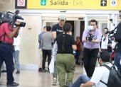 Arribo. Mirna fue una de las primeras migrantes en salir del aeropuerto.