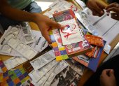Documentos y preservativos en una campaña contra la difusión del Sida.