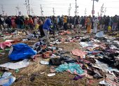 Devotos caminan cerca de telas mezcladas en el suelo tras un accidente por estampida durante el festival Kumbh Mela cerca de Sangam Ghat Prayagraj, Uttar Pradesh (India).