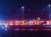Equipos de rescate se reúnen para responder a un accidente aéreo en el río Potomac, cerca del Aeropuerto Nacional Ronald Reagan en Washington, DC.