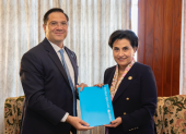 Arturo Romboli entrega sus cartas credenciales como representante de Unicef a la canciller Gabriela Sommerfeld.