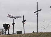 Roberto Márquez de Dallas, instala monumento improvisado para víctimas de la mortal colisión aérea cerca del Aeropuerto Nacional Reagan en Arlington, el 31 de enero de 2025.