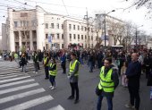 Los manifestantes observan un silencio de quince minutos para honrar a las víctimas del accidente en la estación de tren de Novi Sad, frente a la Facultad de Derecho en Belgrado, Serbia, 29 de enero de 2025.