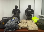 La Policía retuvo los uniformes encontrados tras la detención.