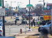 Burlington (Usa), 01/02/2025.- Police and emergency services work at the cordoned-off scene of a plane crash east of Cottman Avenue towards Roosevelt Boulevard in Northeast Philadelphia, USA, 01 February 2025. A statement from the Philadelphia Mayor"Äôs Office confirmed that all six people on board died in the crash on the night of 31 January. (Filadelfia) EFE/EPA/MIGUEL MARTINEZ