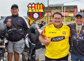 Aníbal Bravo llegó en moto, mientras que Kenny y su padre Fabián Guerrero, un barcelonista y el emelecista entraron al estadio para ver por primera vez la Noche Amarilla, llegaron desde Machala.