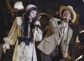 Los cantantes estadounidenses Lady Gaga (I) y Bruno Mars (D) actúan durante la 67ª ceremonia anual de los Premios Grammy en el Crypto.com Arena de Los Ángeles, California, EE.UU., el 02 de febrero de 2025.