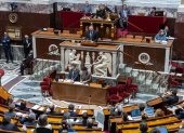 El primer ministro, Francois Bayrou, habla durante una sesión de la Asamblea Nacional para votar sobre el presupuesto estatal y el presupuesto de la Seguridad Social en París.