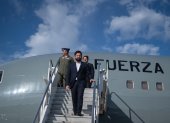 El presidente de Chile, Gabriel Boric (c) a su llegada a Montevideo, Uruguay donde ha llegado para reunirse con su homólogo uruguayo, Luis Lacalle Pou, y visitar al expresidente José “Pepe” Mujica.