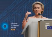 La presidenta de la Comisión Europea, Ursula von der Leyen, habla durante una conferencia de prensa con el primer ministro polaco, Donald Tusk, y el presidente del Consejo Europeo, Antonio Costa.