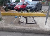 La tapa de una alcantarilla presenta desperfectos en el norte de Guayaquil.