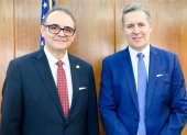 Christian Espinosa, embajador de Ecuador en Estados Unidos, y Thomas E. Lersten, funcionario de alto rango de la Oficina del Subsecretario de Crecimiento Económico, Energía y Medio Ambiente.