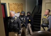 Agentes de varias dependencias del cumplimiento de la ley durante una operación migratoria realizada en Aurora, Colorado (Estados Unidos).