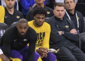LeBron James (i) y Luka Doncic (d) y estuvieron juntos en el banquillo de Los Lakers.