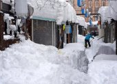 Una persona retira nieve de una calle después de una fuerte nevada en Obihiro, norte de Japón.