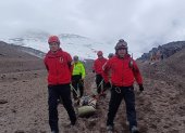Bomberos expertos en alta montaña rescataron el cuerpo sin vida del extranjero.