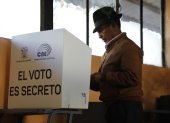 Fotografía de archivo de ciudadanos votando en Quito (Ecuador).