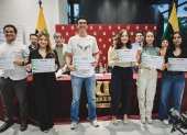Alumnos de la UEES reciben su reconocimiento.