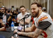 El ala cerrada de los Kansas Chiefs, Noah Gray, habla con los medios de comunicación en el hotel del equipo antes del Super Bowl LIX de la Liga Nacional de Fútbol en Nueva Orleans, Luisiana, EE. UU.