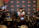 El mariscal de campo de los Kansas Chiefs, Patrick Mahomes, habla con los medios de comunicación en el hotel del equipo antes del Super Bowl LIX de la NFL.