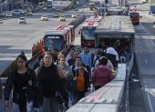 Personas salen de una estación de Transmilenio durante el "día sin carro y sin moto" este jueves, en Bogotá (Colombia).