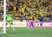 Janner Corozo (c), delantero del Barcelona SC, intenta rematar a puerta del Emelec, durante la Noche Amarilla del 1 de febrero.