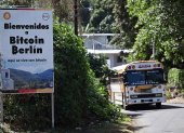 Berlin. Un autobús pasa junto a una pancarta que dice en español “Bienvenidos a Bitcoin Berlín”.