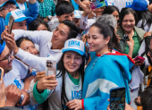 Luisa González, en su recorrido por Guaranda, en la primera vuelta electoral.