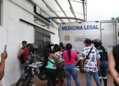 Familiares del comerciante informal acudieron hasta el hospital Bicentenario, donde se confirmó su muerte.