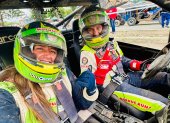 Mimi Barona (i) durante la competencia de rally como copiloto de Sebastián Guayasamín.