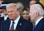 El presidente de Estados Unidos, Donald Trump, conversa con el exmandatario Joe Biden el día de su posesión, el 20 de enero de 2025.