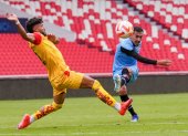Lisandro Alzugaray (d) marcó el segundo tanto de Liga de Quito ante Aucas.