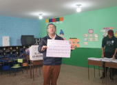 Iván Saquicela ejerce su derecho al voto en Cuenca, acompañado de sus hijas y con el resguardo de un contingente de seguridad.