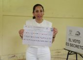 La candidata presidencial del correísmo, Luisa González, asiste a votar durante las elecciones presidenciales y legislativas de Ecuador este domingo, en Canuto (Ecuador).