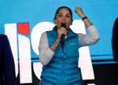 La candidata presidencial del correísmo, Luisa González, habla durante un evento tras los resultados de la primera vuelta de las elecciones generales este domingo, en Quito.
