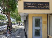 Un hombre pasa por la oficina de la Agencia de los Estados Unidos para el Desarrollo Internacional (USAID) en Tegucigalpa el 6 de febrero de 2025.
