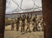 San Diego. Elementos del ejercito de EE.UU. colocan alambre de púas a lo largo de la frontera con Tijuana, en México.