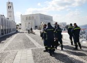 Los bomberos caminan por el pueblo casi evacuado de Fira en Santorini, Grecia, el 6 de febrero de 2025.