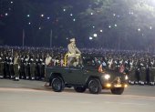 El jefe de la junta militar birmana, Min Aung Hlaing, frente a las tropas.