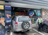 Un vehículo se estrelló contra un minimarket junto a una gasolinera en La Puntilla, la tarde de este martes 11 de febrero.