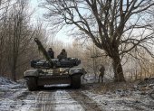 Militares de la 3.ª Brigada de Tanques Separada de las Fuerzas Terrestres de Ucrania operan un tanque cerca de la línea del frente en un lugar no revelado en la región de Kharkiv.