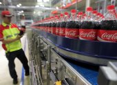 Un trabajador  se encuentra junto a los productos de Coca-Cola en la planta de Coca Cola Amatil Indonesia (CCAI) Cikekodan en Bekasi, Java Occidental, Indonesia, 31 de marzo de 2015. Según los informes, la empresa construirá una nueva planta en Cikedokan con inversiones planificadas Por valor de 500 millones de dólares EE.UU. para acelerar el crecimiento en el mercado indonesio en los próximos tres a cuatro años. EPA / BAGUS INDAHONO.




epa04687344 An Indonesian worker stands next to Coca-Cola products in the Coca Cola Amatil Indonesia (CCAI) Cikekodan Plant in Bekasi, West Java, Indonesia, 31 March 2015. According to reports, the company will build a new plant in Cikedokan with planned investments worth 500 million US dollars to accelerate growth in Indonesian market in the next three to four years. EPA/BAGUS INDAHONO.