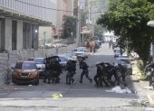 Policías antidisturbios enfrentan a integrantes de grupos sindicales durante protestas este miércoles en la cinta costera en Ciudad de Panamá (Panamá).