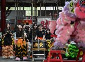 Miembros de una compañía de danza del león tocando tambores y percusiones durante una sesión de práctica de danza del león en un templo ancestral en Shantou, en la provincia de Guangdong.