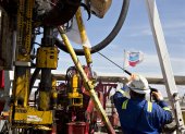 A Nabors Industries Ltd. roughneck uses a power washer to clean the drilling floor of a rig drilling for Chevron Corp. in the Permian Basin near Midland, Texas, U.S., on Thursday, March 1, 2018. Chevron, the world"s third-largest publicly traded oil producer, is spending $3.3 billion this year in the Permian and an additional $1 billion in other shale basins. Its expansion will further bolster U.S. oil output, which already exceeds 10 million barrels a day, surpassing the record set in 1970. Photographer: Daniel Acker/Bloomberg via Getty Images