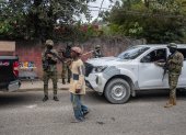 Soldados haitianos que vigilan una comuna en Kenscoff (Haití).