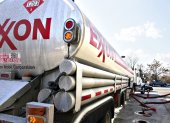 Uno de los carros tanques que transporta el combustible de ExxonMobil.